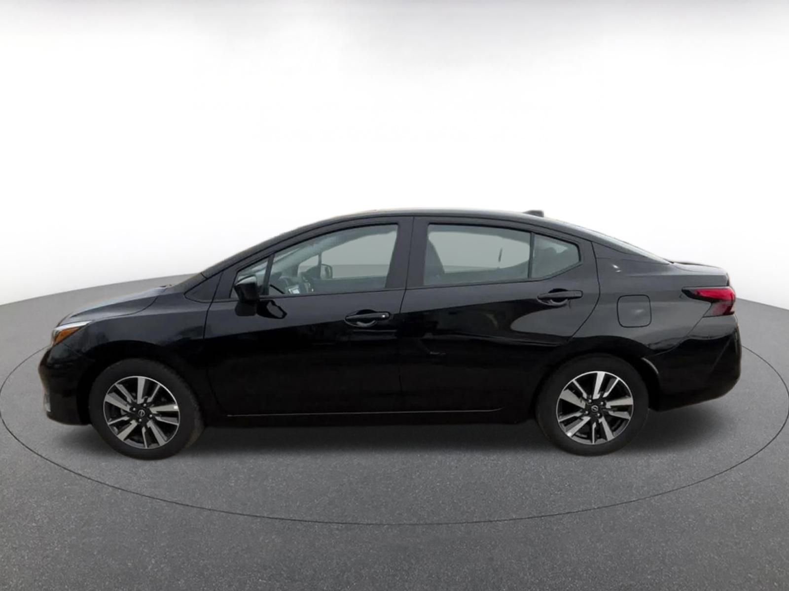 Used 2025 Nissan Versa SV image 9