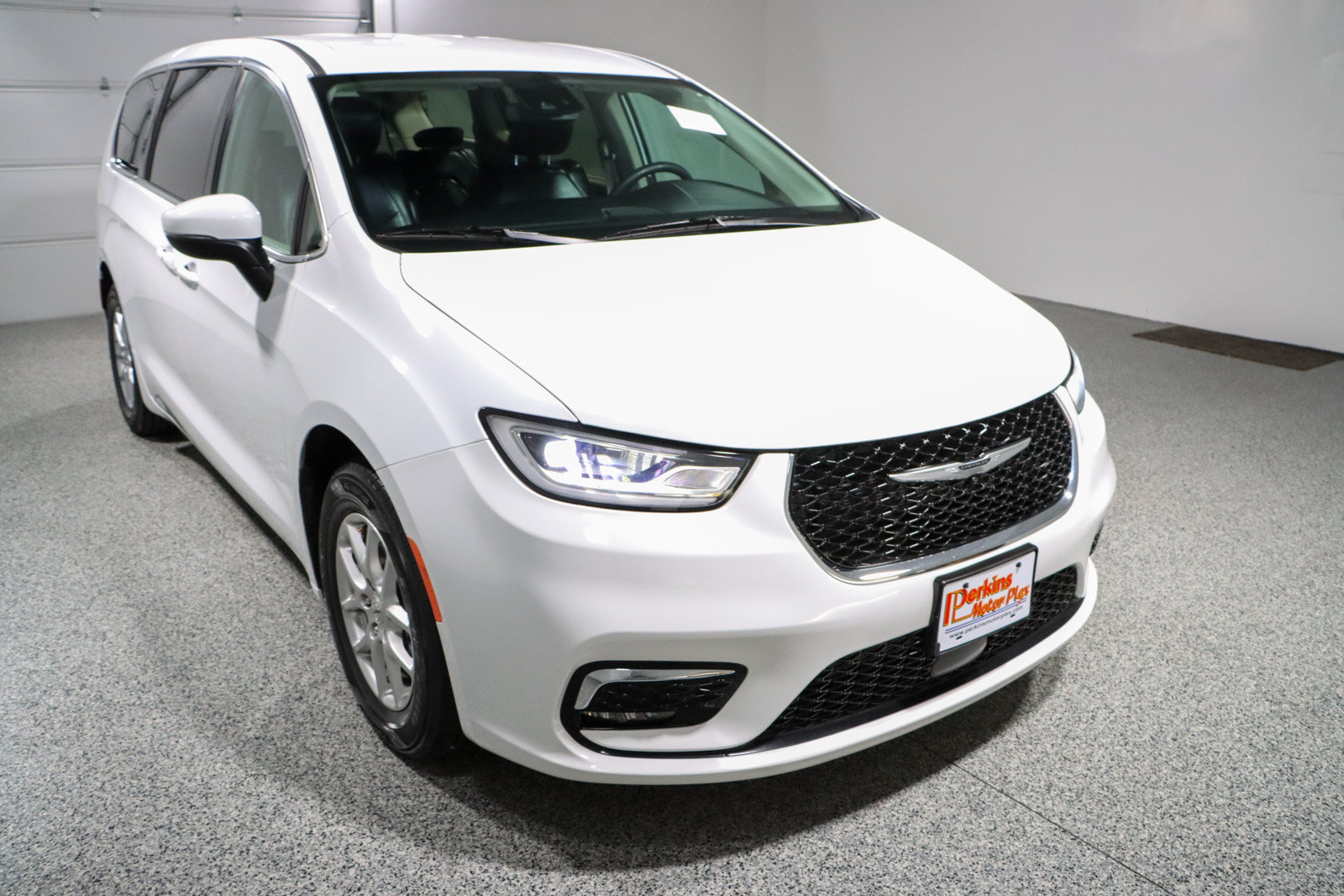Used 2023 Chrysler Pacifica Touring-L FWD image 5