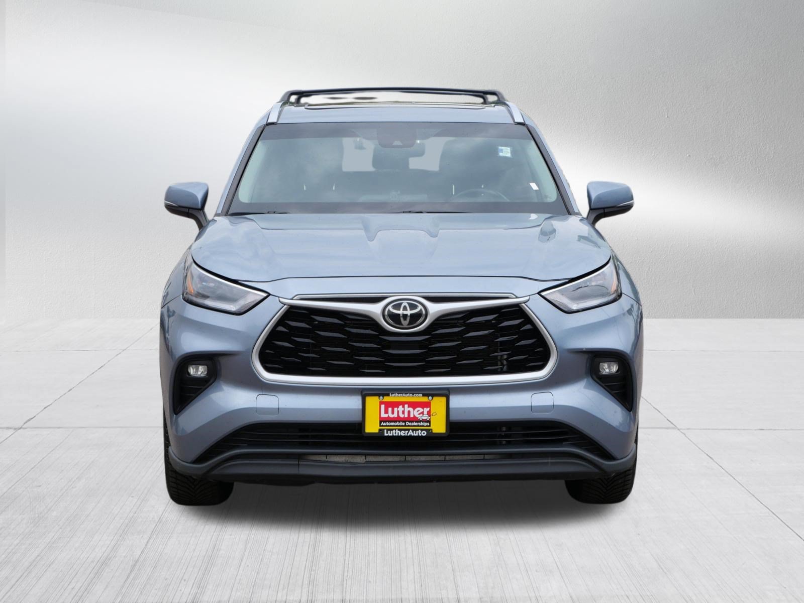 Used 2021 Toyota Highlander XLE AWD/4WD image 2