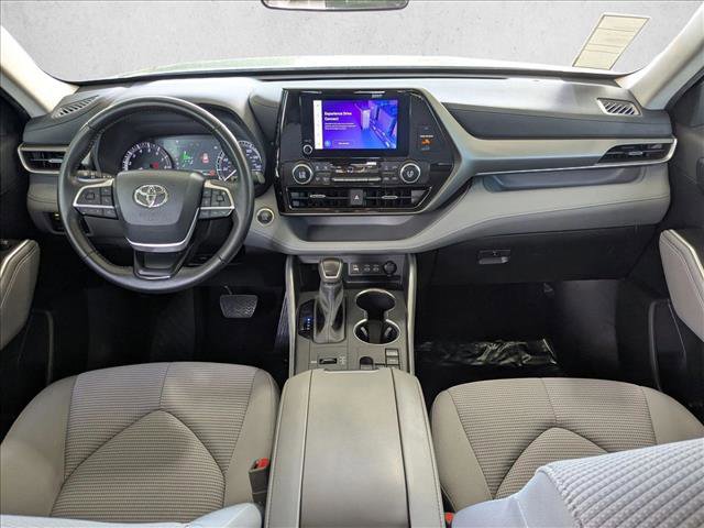 Used 2024 Toyota Highlander LE FWD image 16