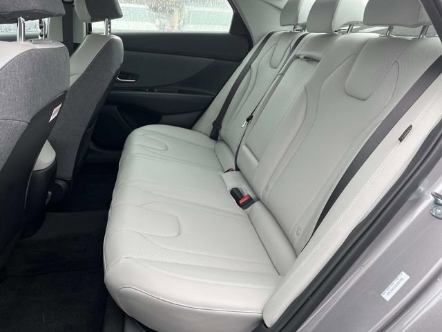 Used 2025 Hyundai Elantra Limited image 18