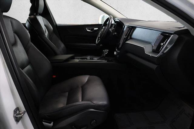 Used 2019 Volvo XC60 T6 Momentum w/ Multimedia Package image 27