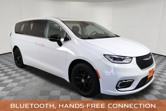 Used 2024 Chrysler Pacifica Touring-L FWD image 4