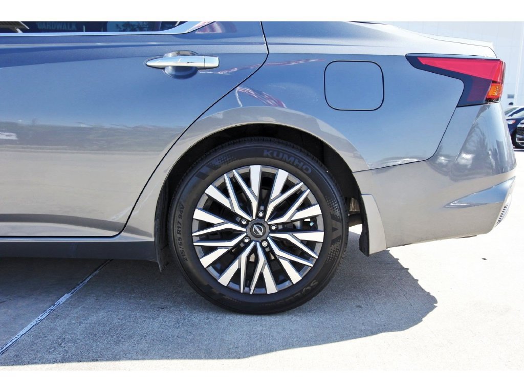 Used 2024 Nissan Altima 2.5 SV w/ SV Premium Package FWD image 11