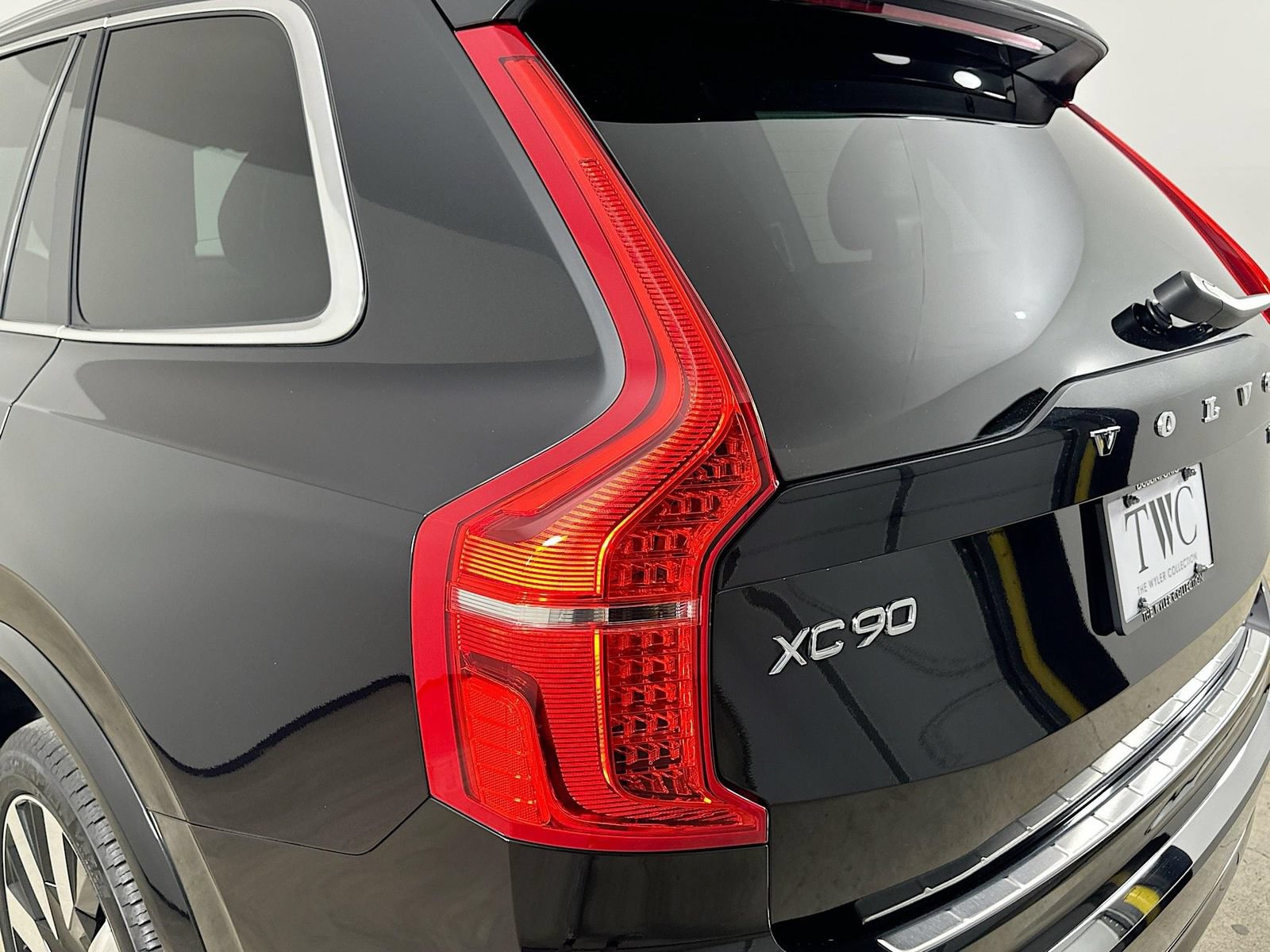 Used 2025 Volvo XC90 T8 Plus w/ Protection Package Premier AWD/4WD image 12