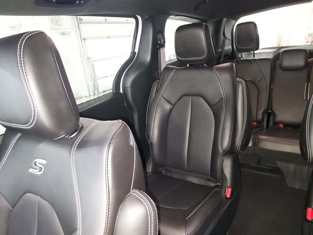 Used 2024 Chrysler Pacifica Select image 12
