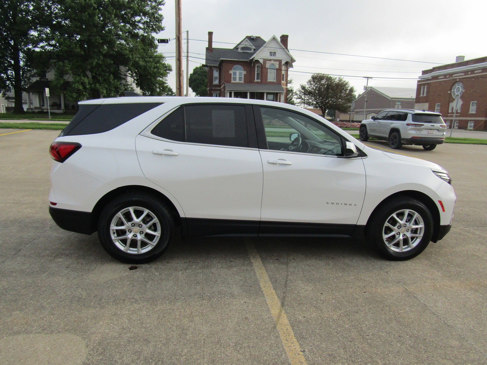 Used 2024 Chevrolet Equinox LT AWD/4WD image 2