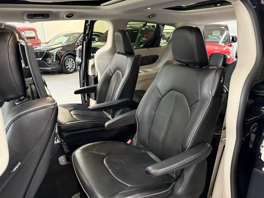 Used 2020 Chrysler Pacifica Limited FWD image 15
