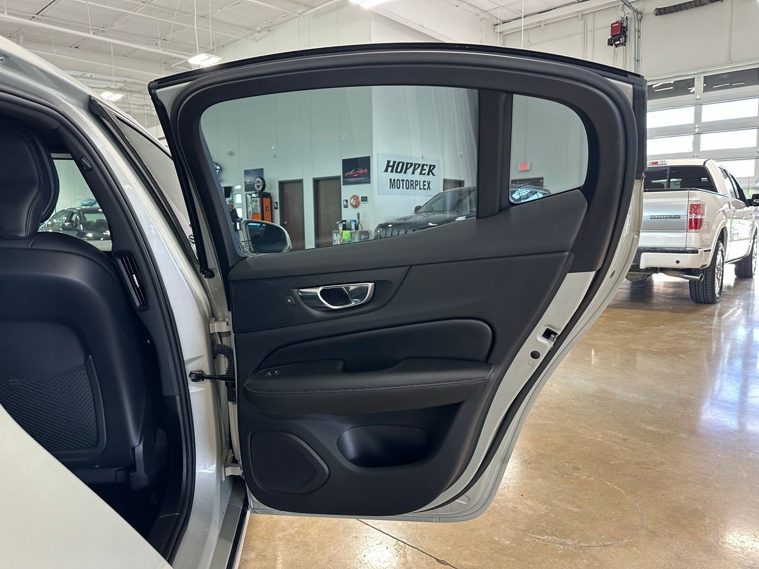 Used 2020 Volvo S60 T5 Momentum image 35