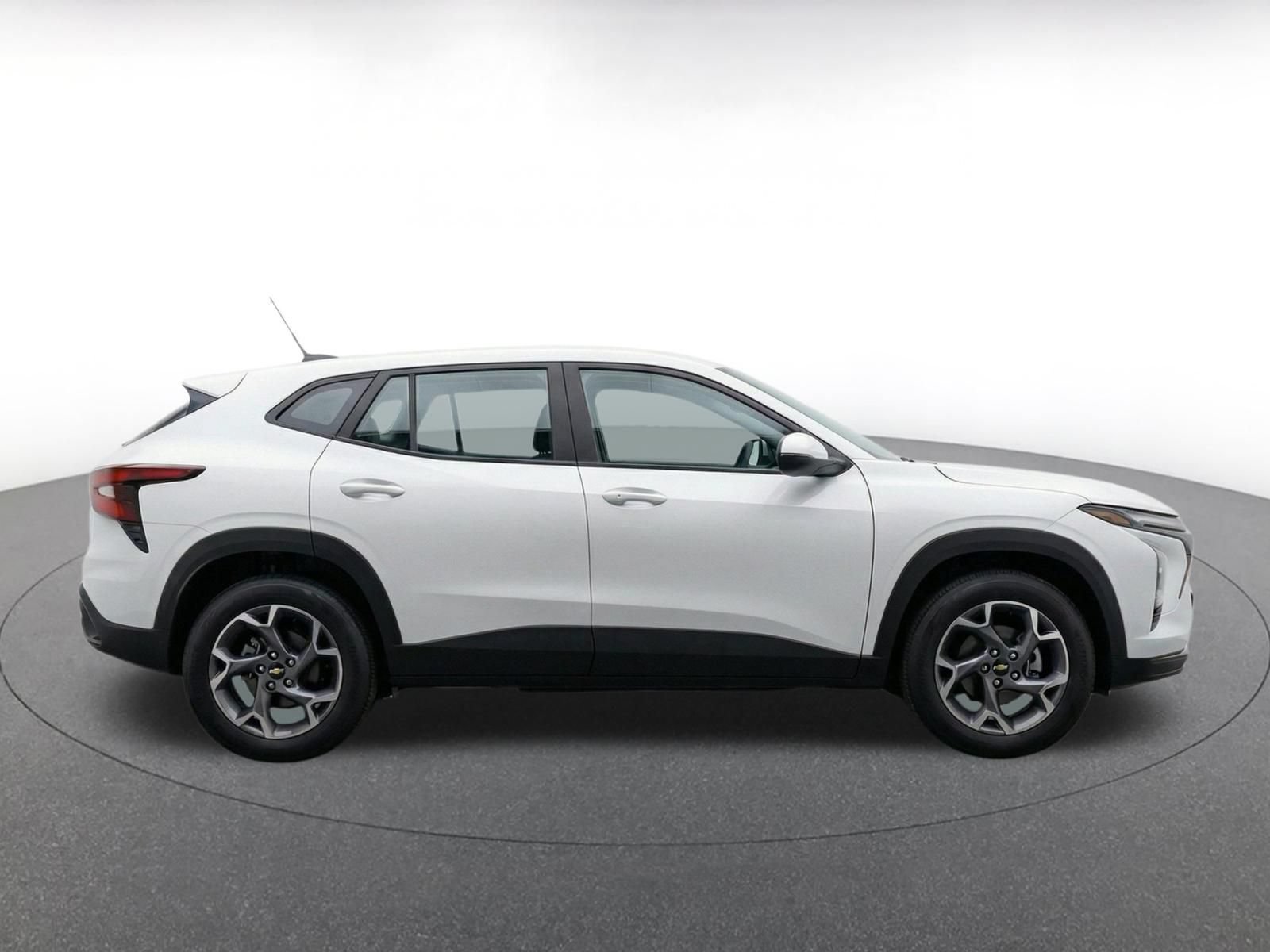 Used 2025 Chevrolet Trax LT FWD image 13