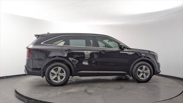 Used 2025 Kia Sorento LX FWD image 9