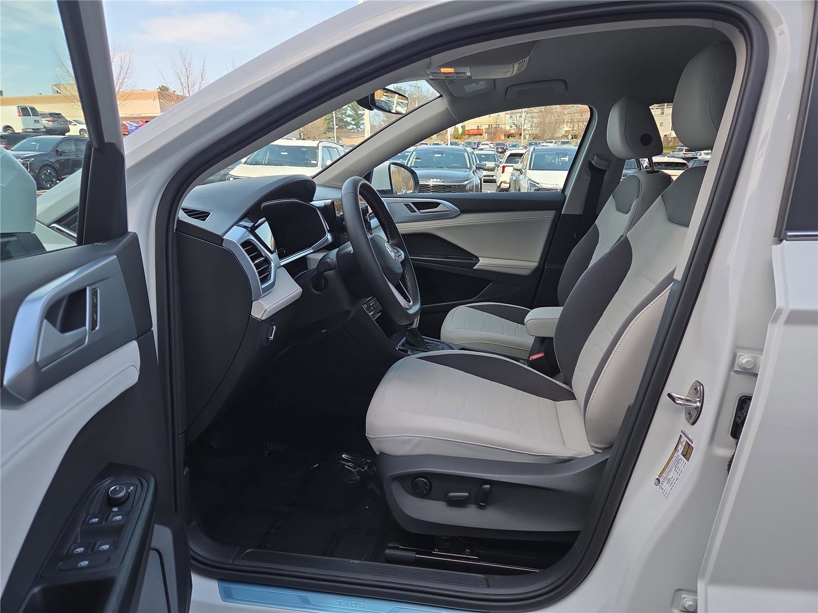 New 2026 Volkswagen Taos SE image 13