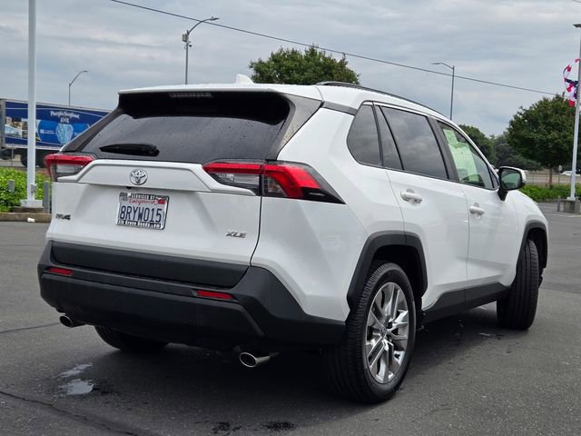 Used 2020 Toyota RAV4 XLE Premium image 4