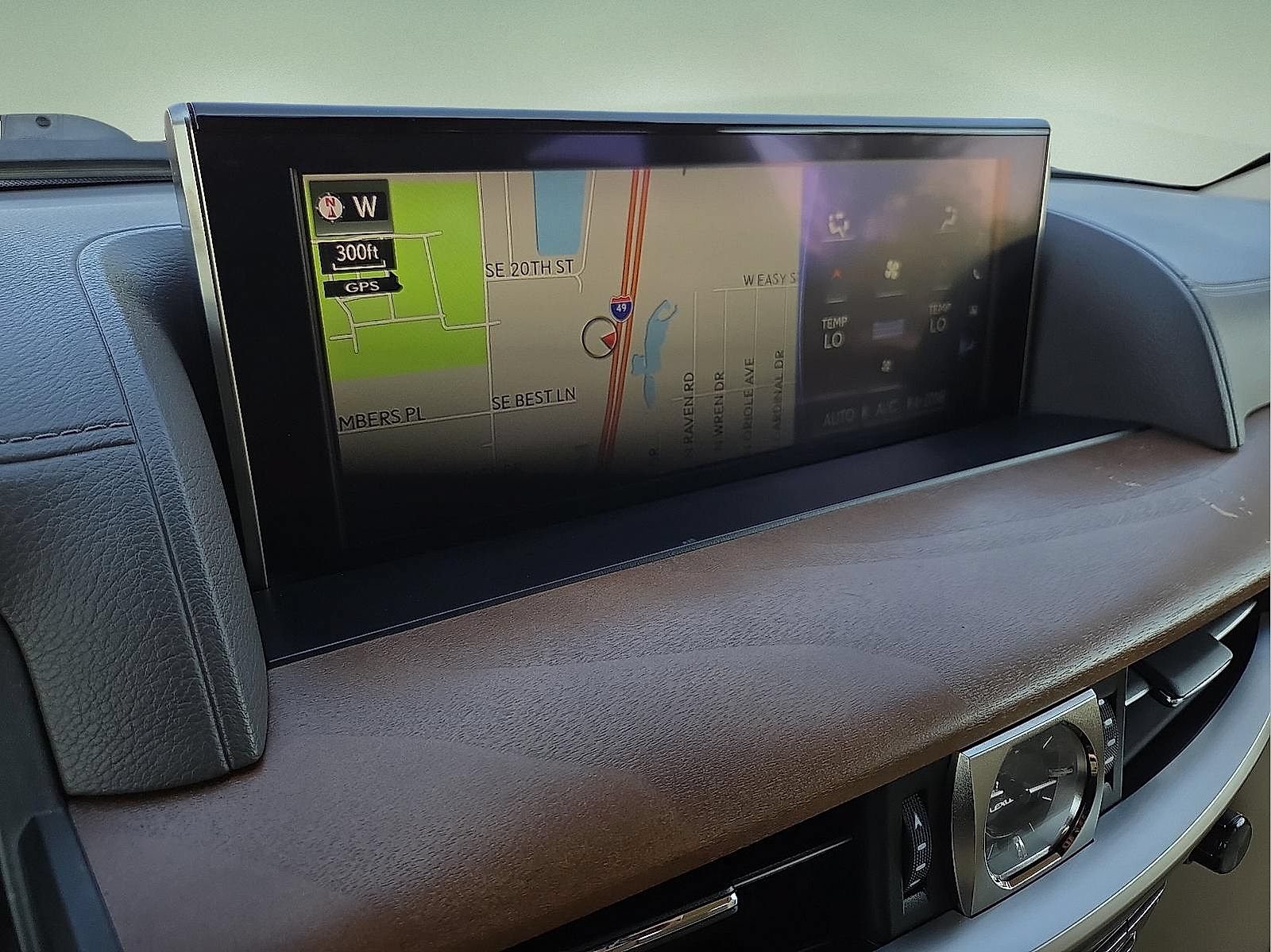 Used 2020 Lexus LX 570 4WD w/ Luxury Package image 16