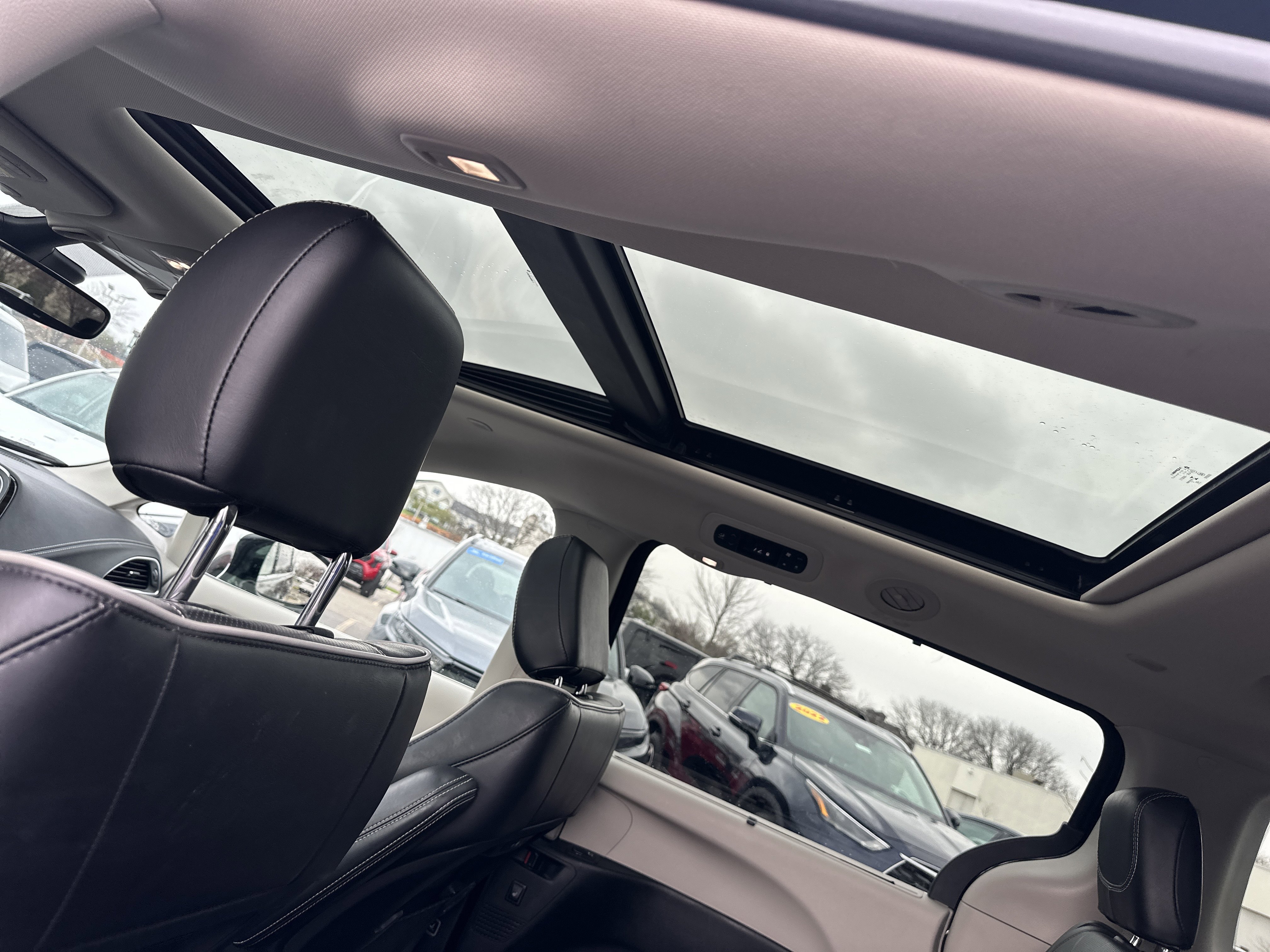 Used 2023 Chrysler Pacifica Limited image 19
