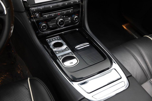Used 2016 Jaguar XJ R-Sport image 22