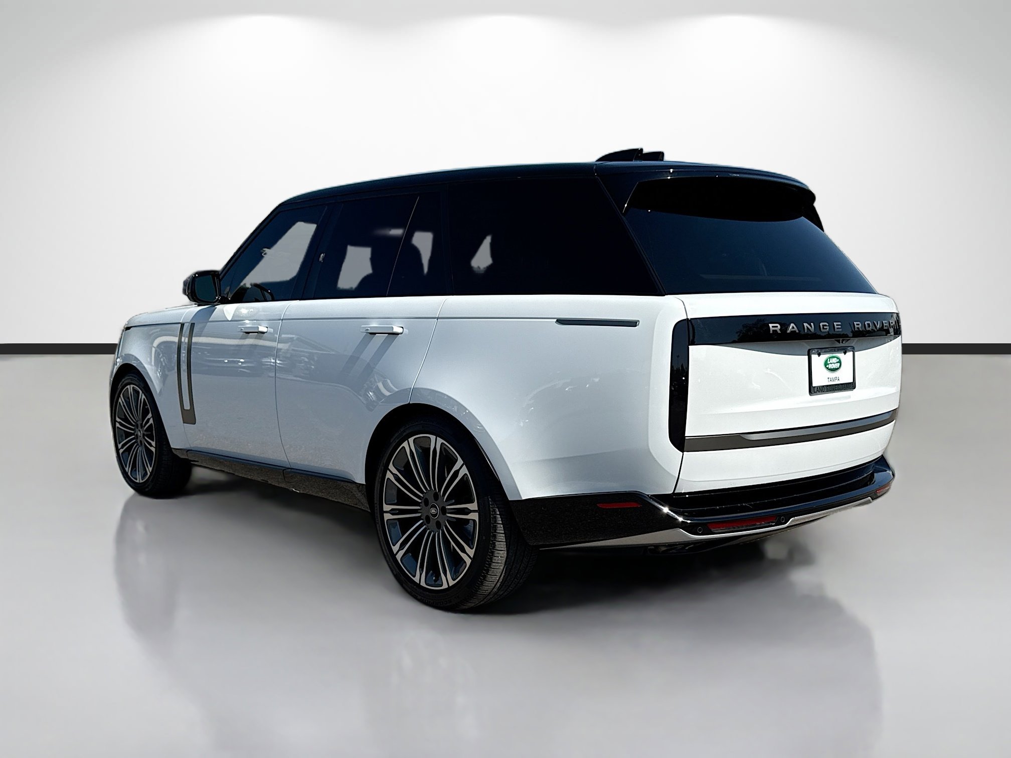 Used 2025 Land Rover Range Rover SE image 3