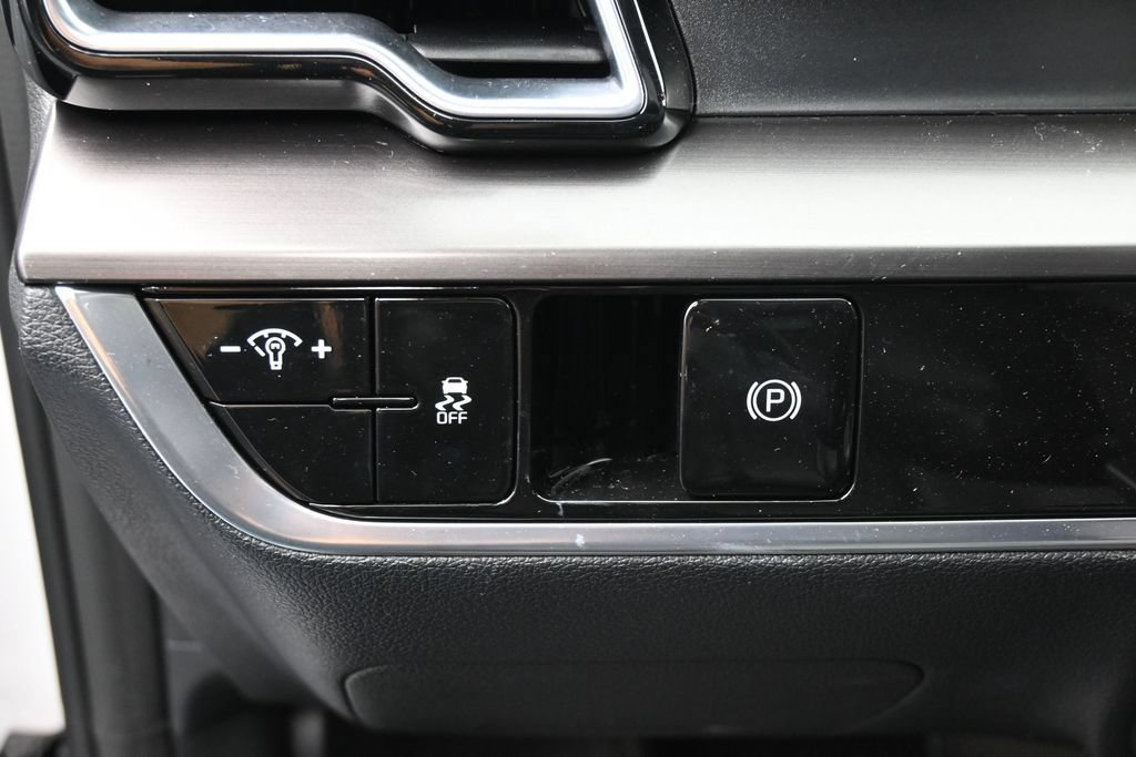 Used 2025 Kia Sportage EX FWD image 16