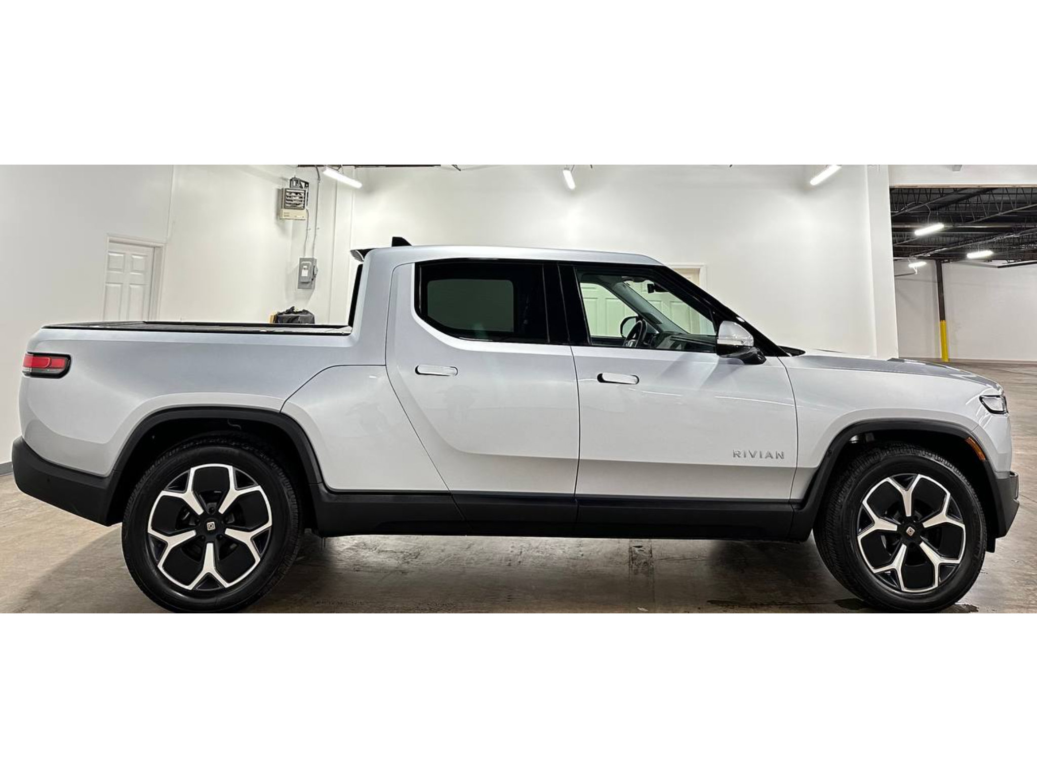 Used 2023 Rivian R1T Adventure Dual AWD/4WD image 9