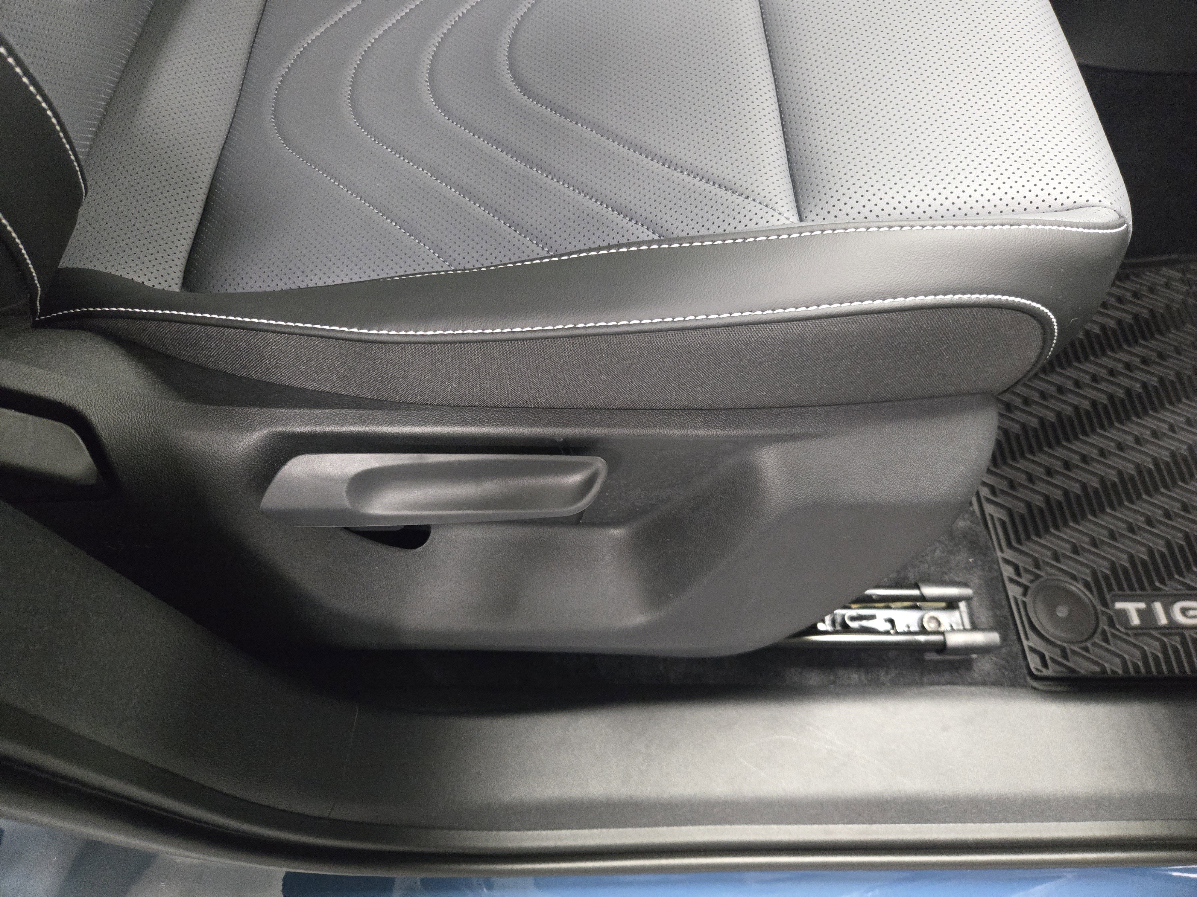 New 2025 Volkswagen Tiguan SE R-Line image 12