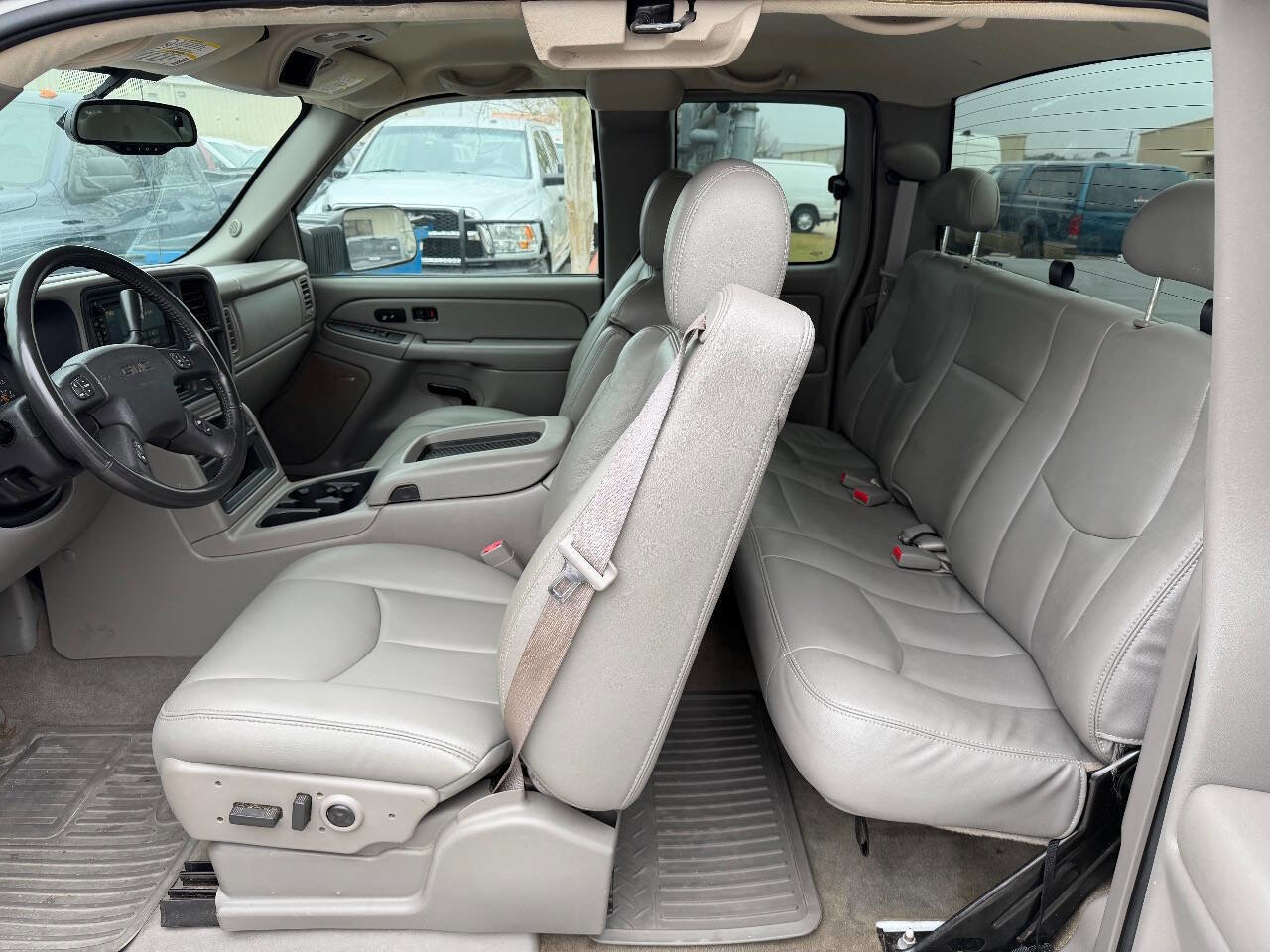 Used 2004 GMC Sierra 3500 SLT w/ Heavy-Duty Power Package image 14