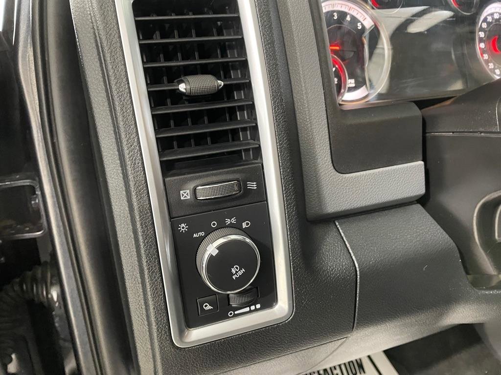Used 2015 RAM 1500 Classic SLT w/ SLT Plus D￩cor Group image 28