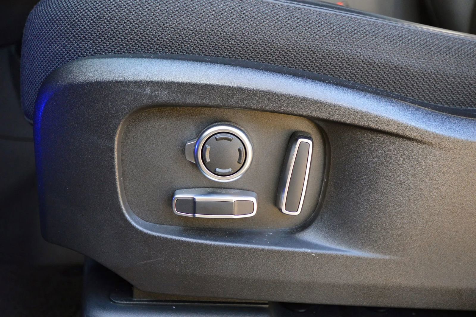 Used 2025 Land Rover Defender 130 V8 image 31