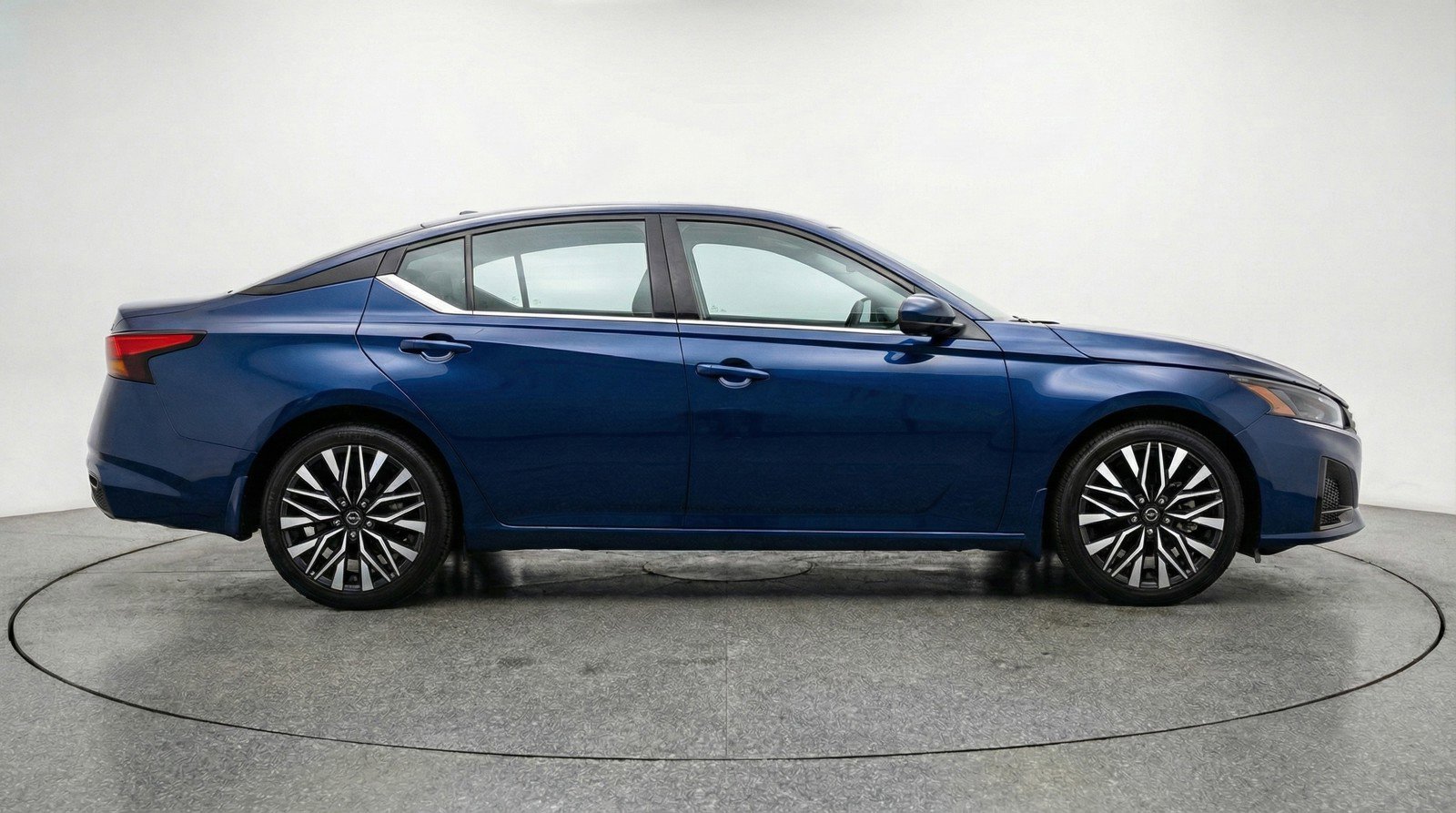 Used 2025 Nissan Altima 2.5 SV FWD image 11