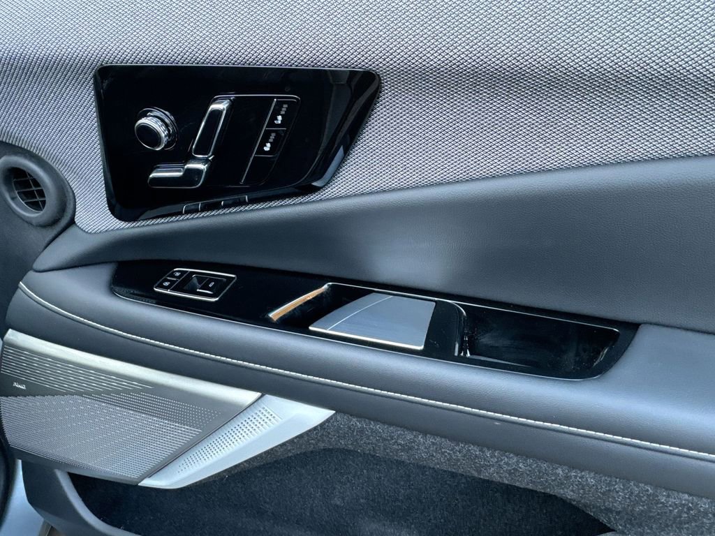 Used 2025 Cadillac Optiq Luxury 1 image 31