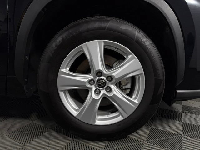 Used 2025 Toyota Highlander LE FWD image 11
