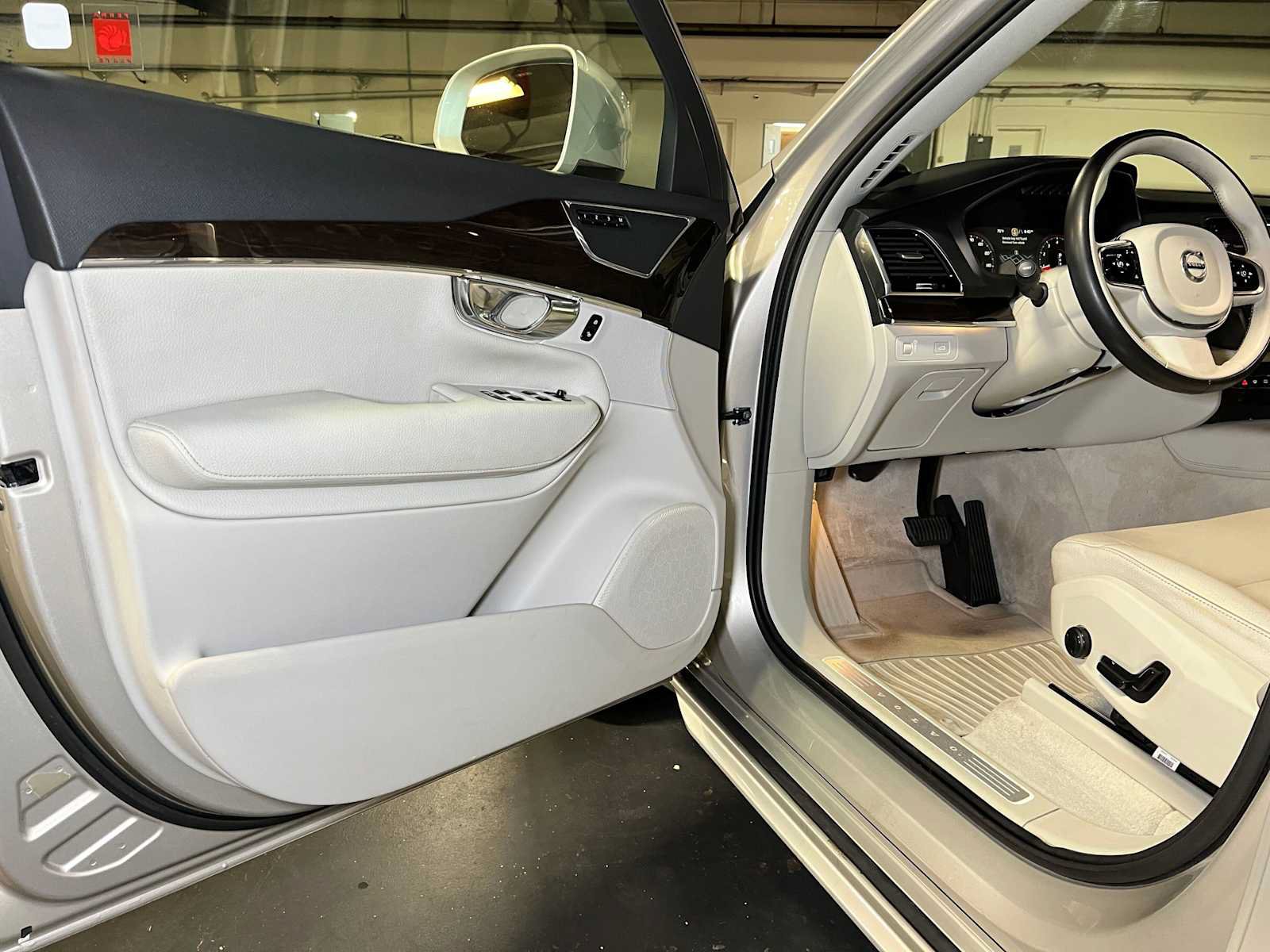 Used 2016 Volvo XC90 T6 Momentum w/ Momentum Plus Package AWD/4WD image 22