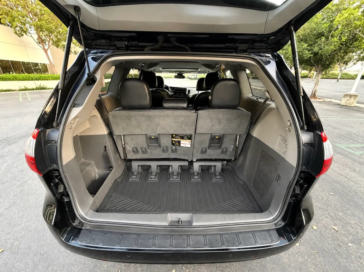 Used 2020 Toyota Sienna XLE w/ XLE Navigation Package FWD image 14
