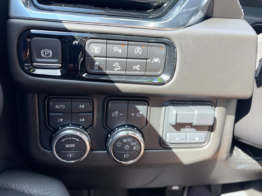 Used 2025 GMC Yukon Denali w/ Sun & Power Step Package AWD/4WD image 24