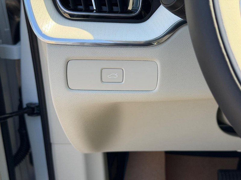 New 2026 Volvo XC60 B5 Ultra w/ Climate Package image 12