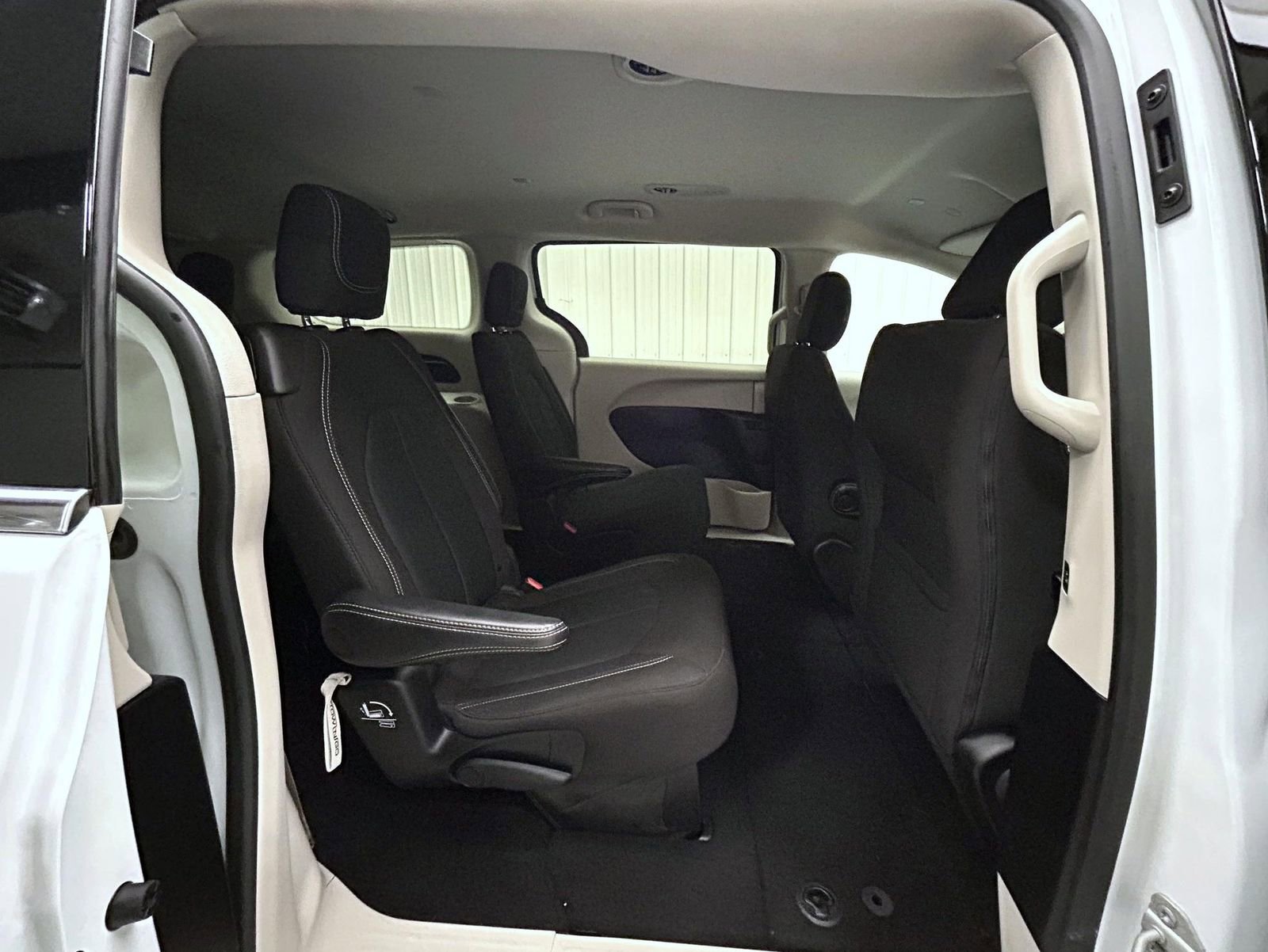 Used 2023 Chrysler Voyager LX image 17