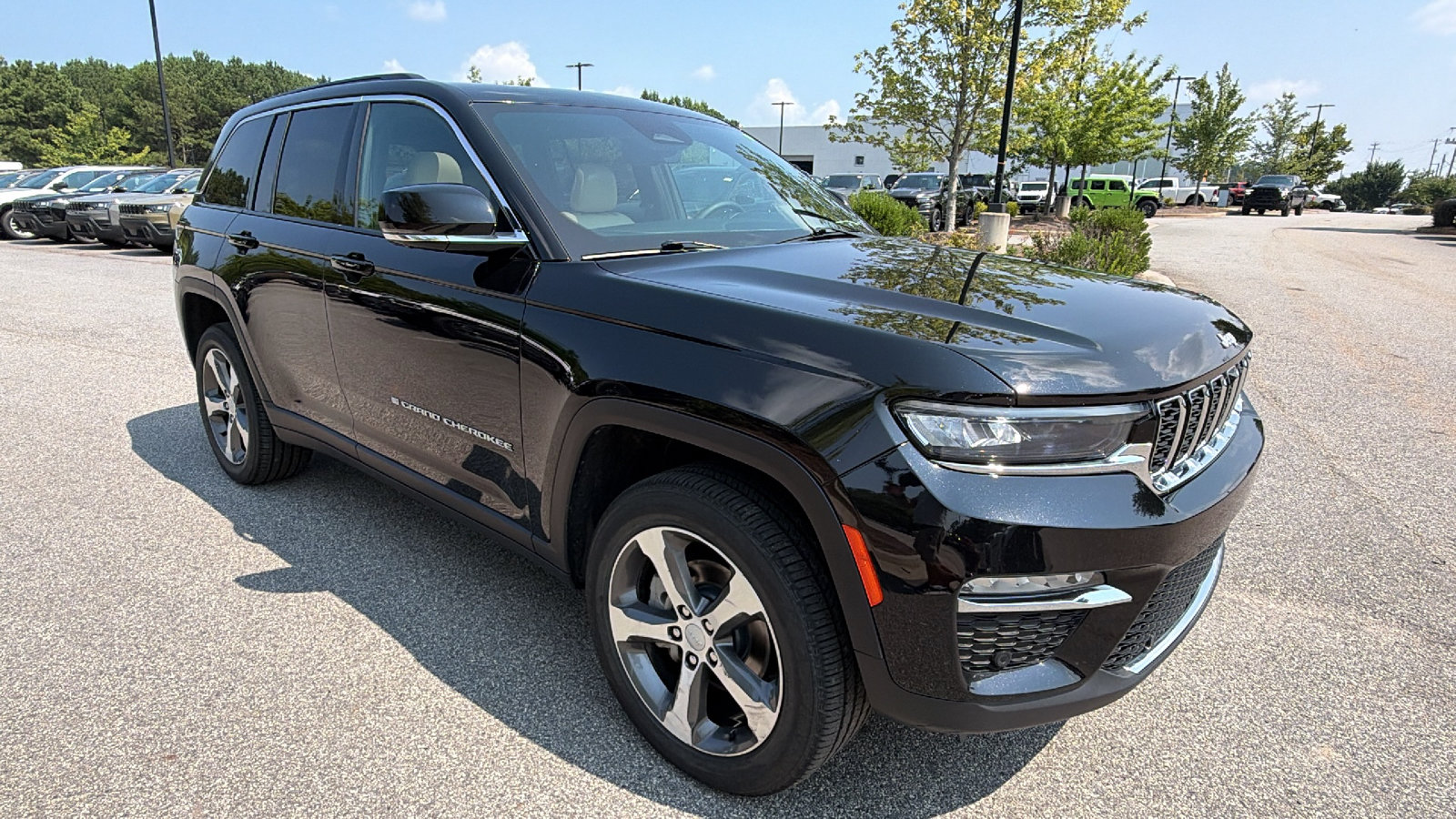 Used 2025 Jeep Grand Cherokee Limited w/ Luxury Tech Group II AWD/4WD image 5