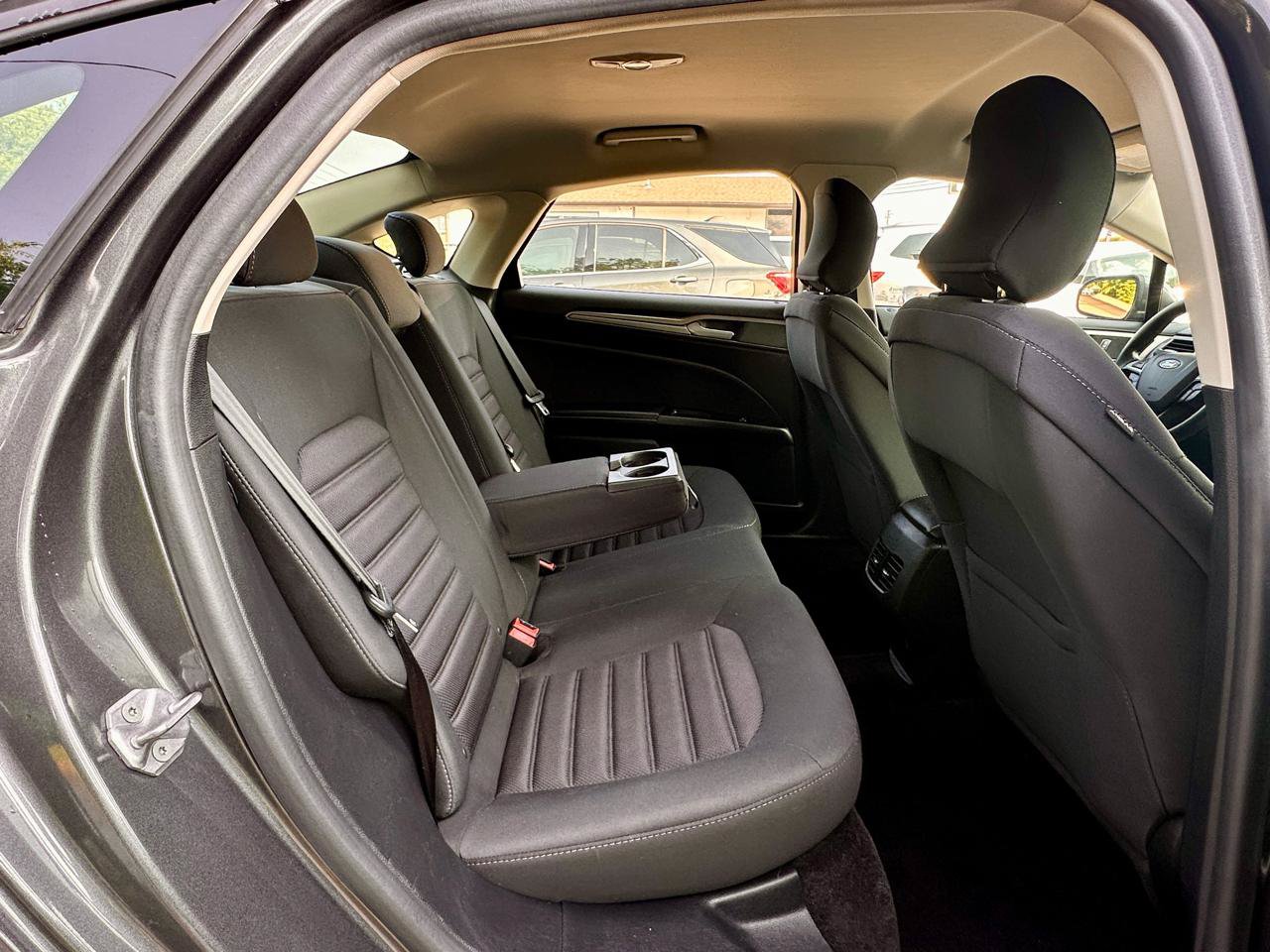 Used 2017 Ford Fusion SE w/ Fusion SE Technology Package FWD image 14