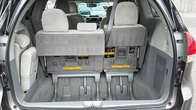 Used 2011 Toyota Sienna LE w/ Towing Pkg image 26