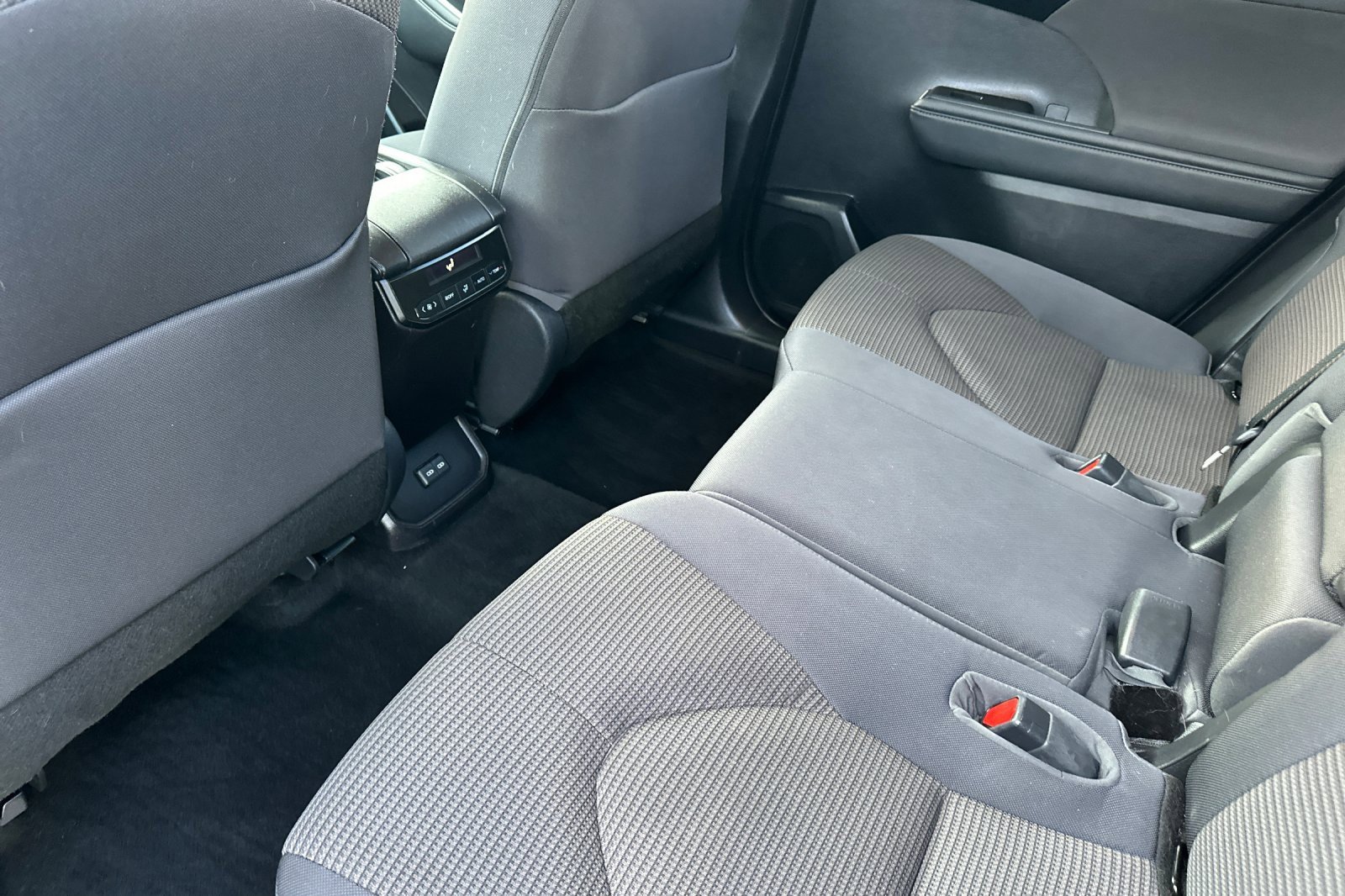 Used 2023 Toyota Highlander L image 4