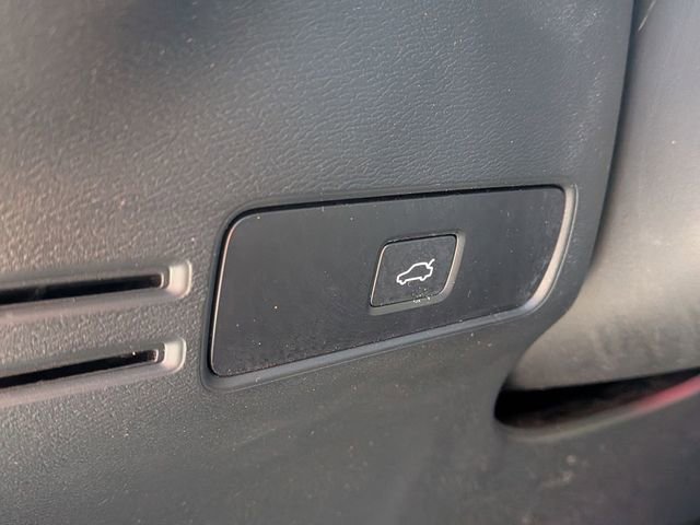 Certified 2023 Volvo XC40 B5 Plus image 23