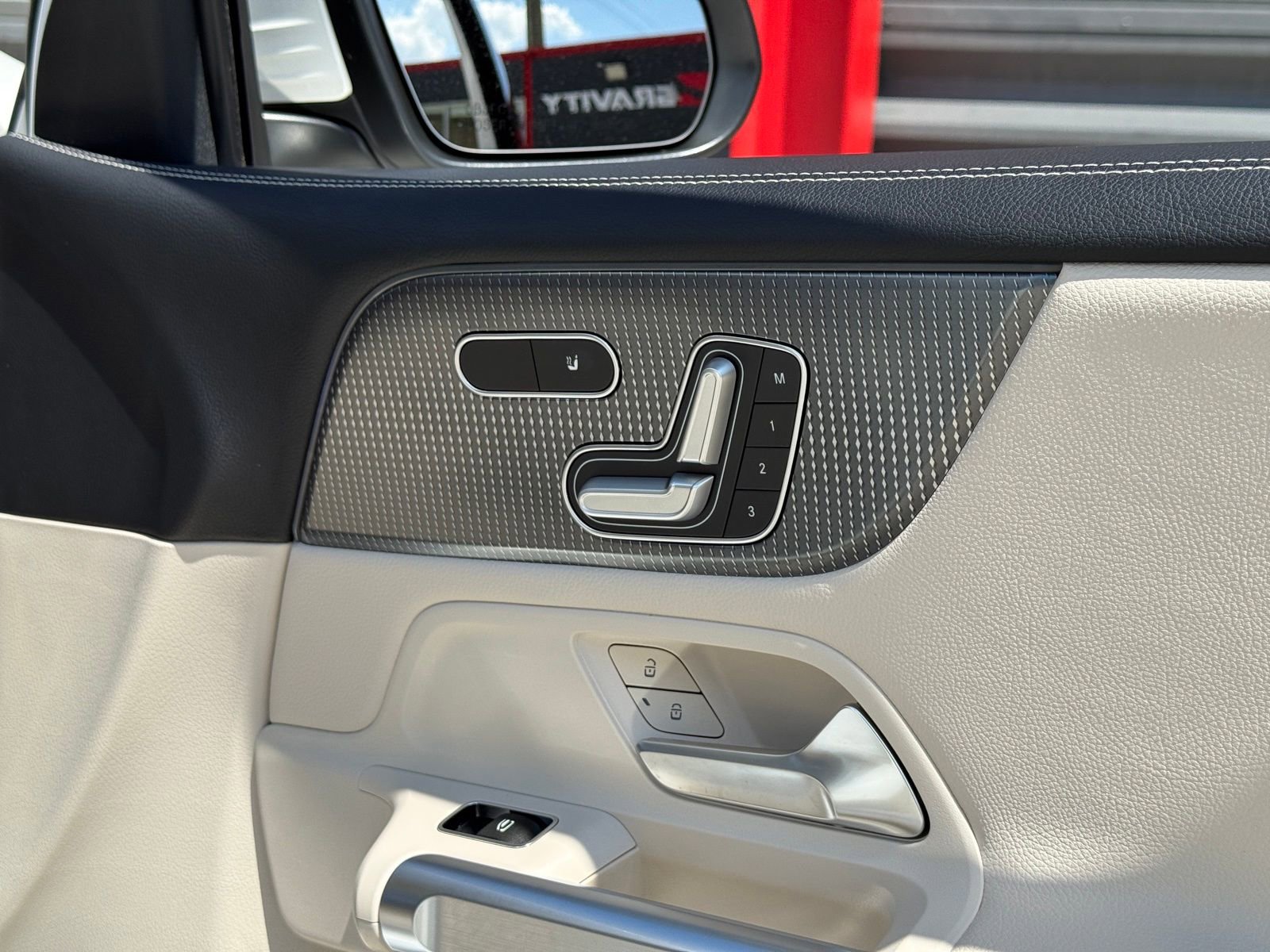 Used 2021 Mercedes-Benz GLB 250 w/ Premium Package image 20