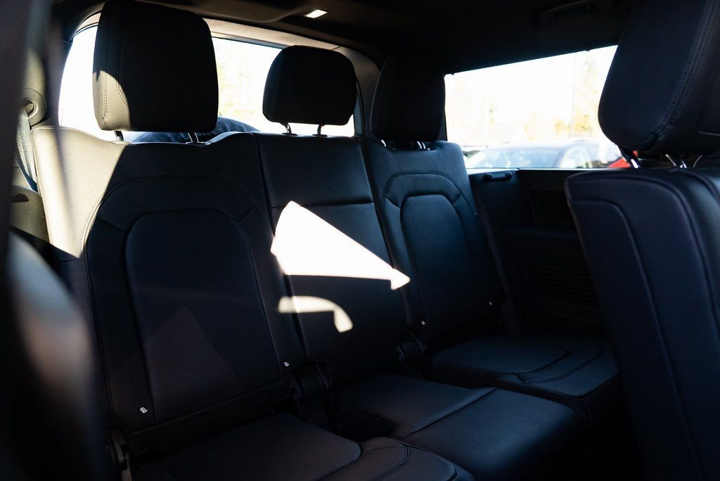 Used 2023 Land Rover Defender 130 X-Dynamic SE image 21