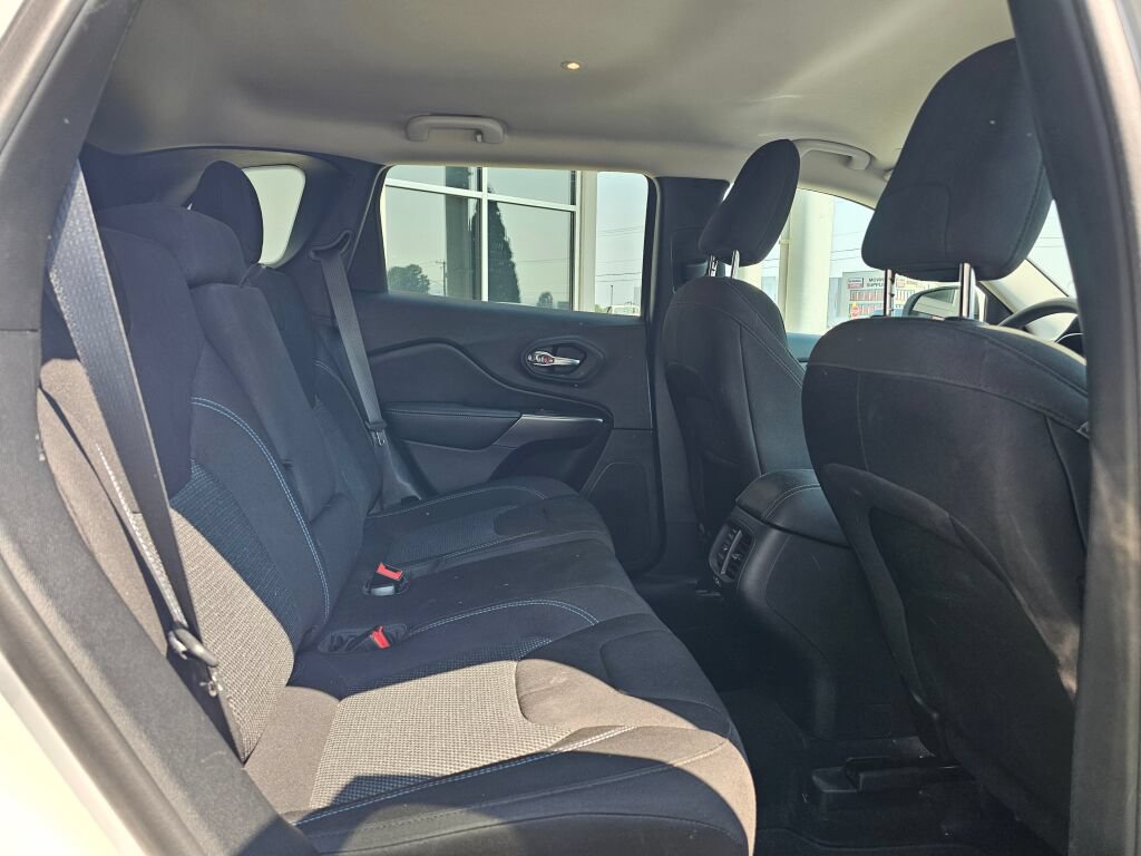 Used 2020 Jeep Cherokee Latitude AWD/4WD image 13