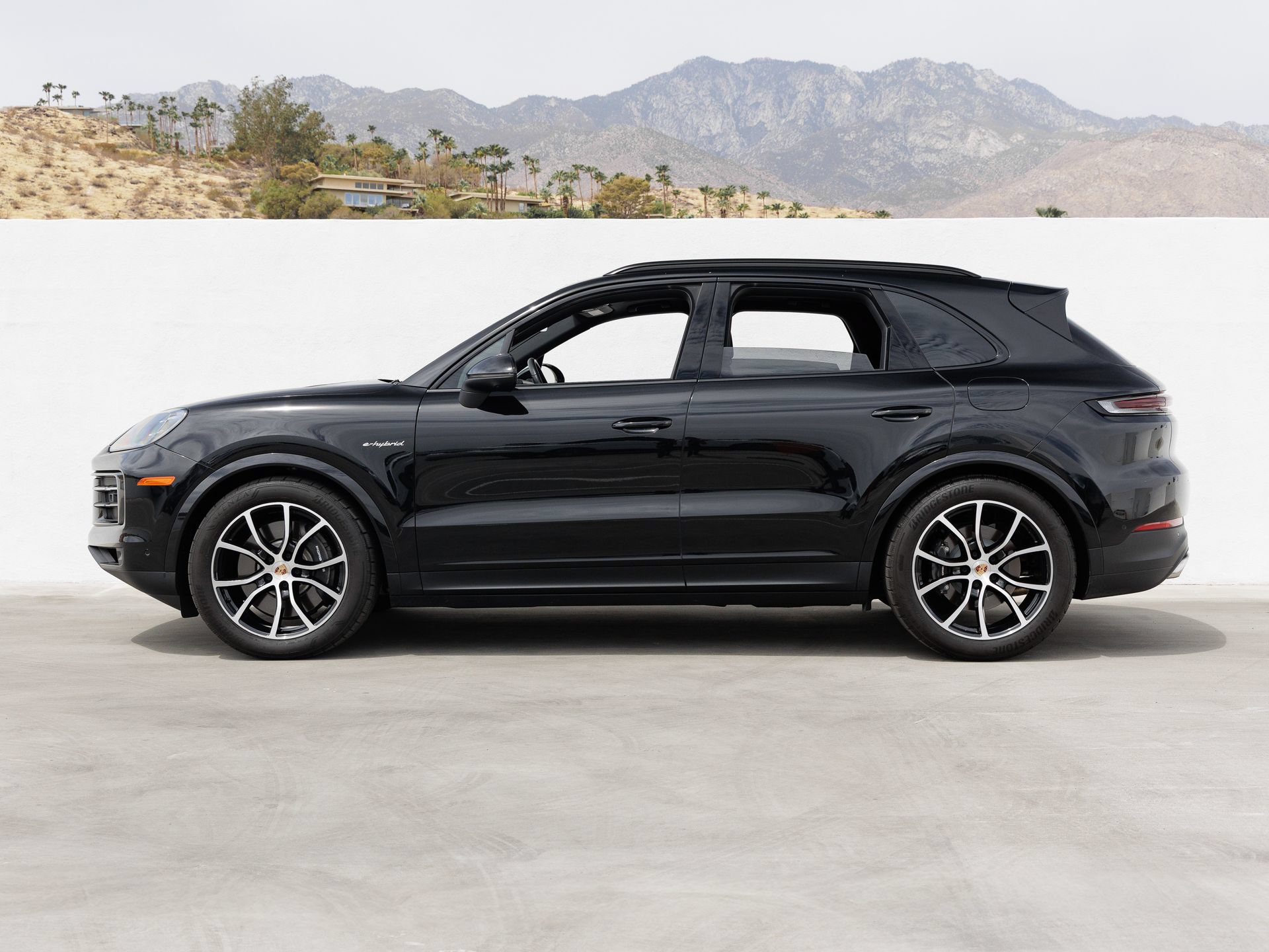 Certified 2025 Porsche Cayenne E-Hybrid AWD/4WD image 2
