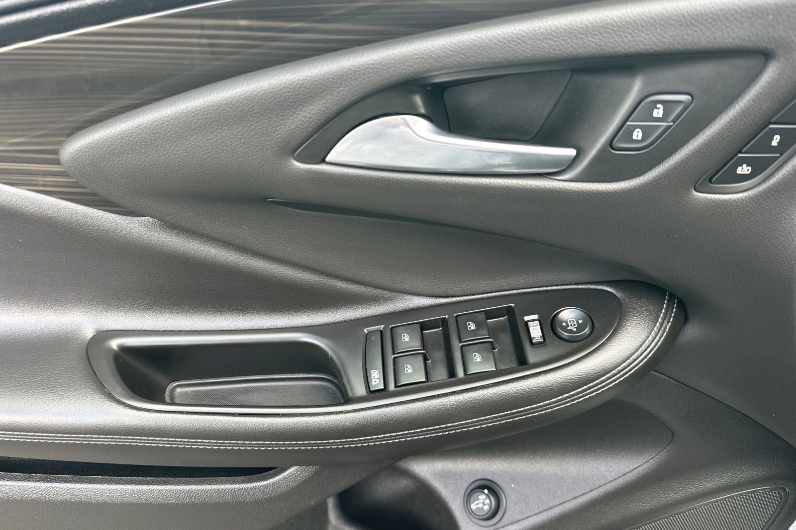 Used 2019 Buick Envision Essence FWD image 8
