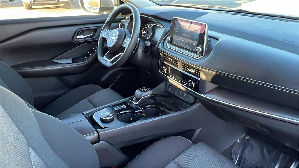 Used 2024 Nissan Rogue SV image 9