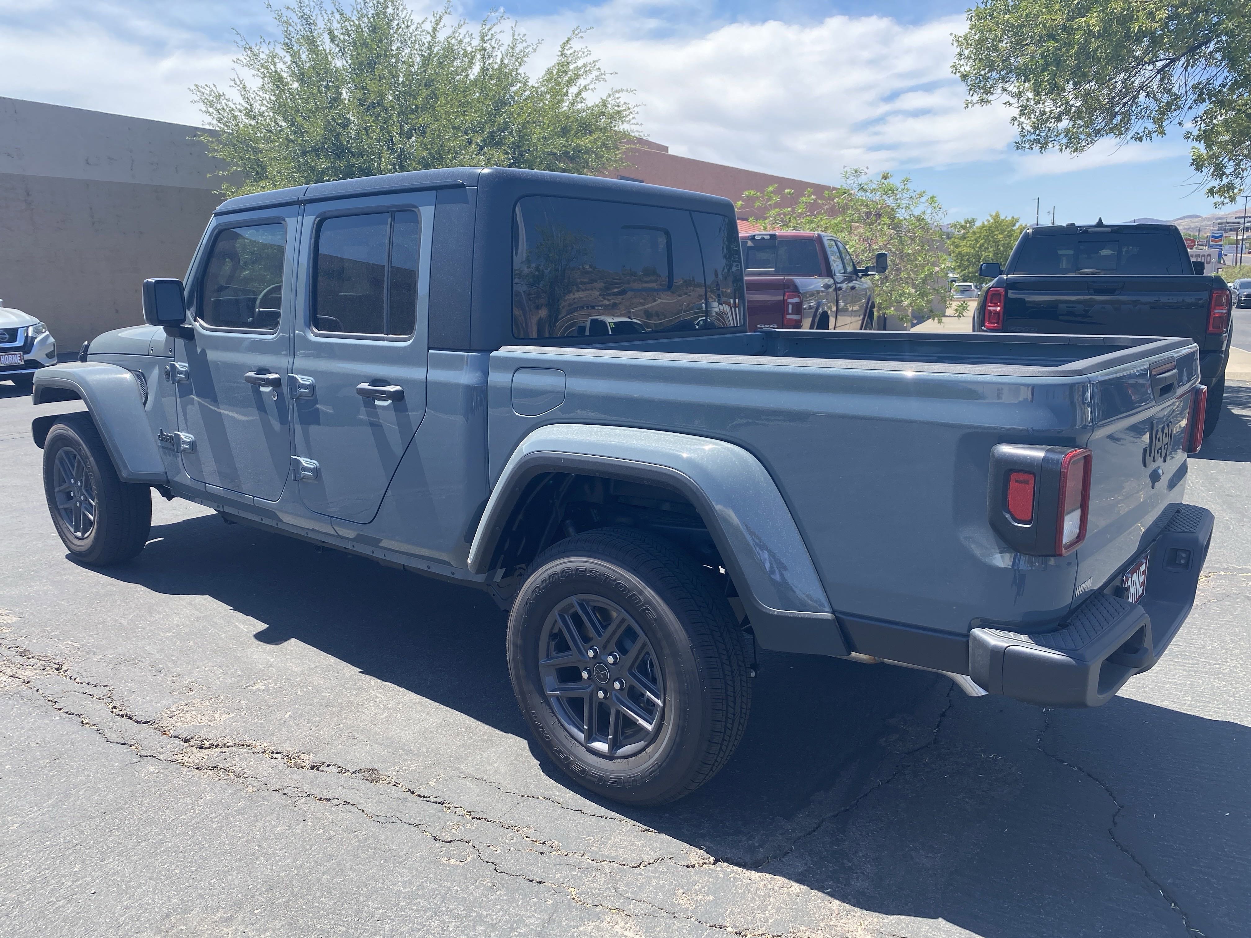 New 2025 Jeep Gladiator Sport image 2