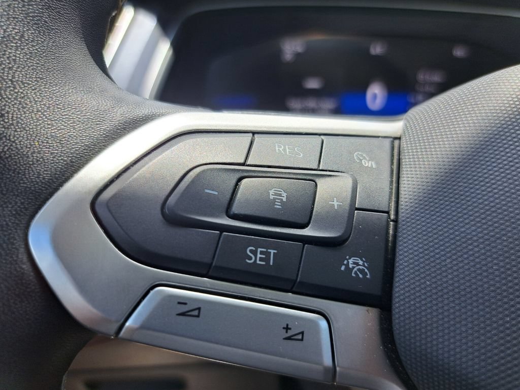 Used 2024 Volkswagen Tiguan SE w/ Panoramic Sunroof Package FWD image 14