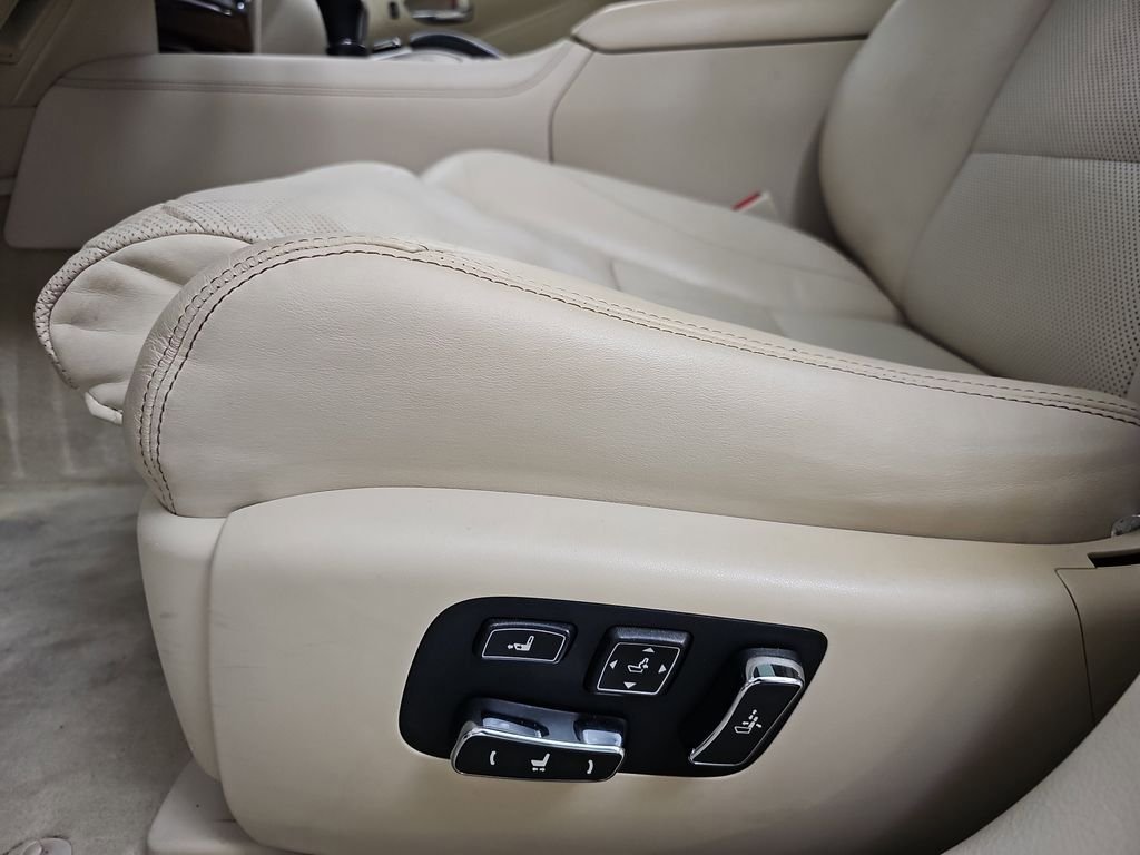 Used 2016 Lexus LS 460 w/ Comfort Package RWD image 32