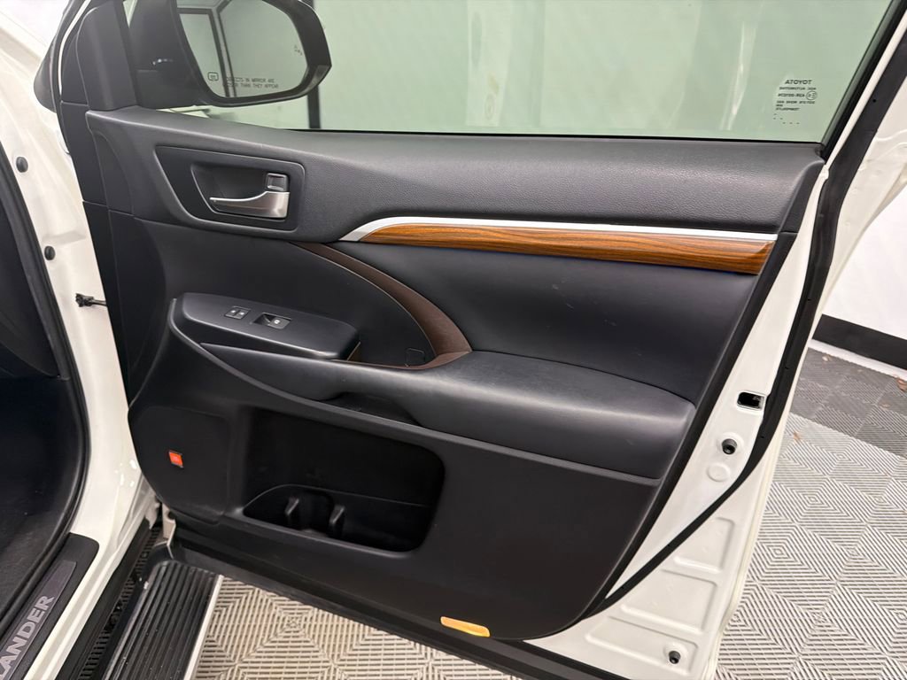 Used 2019 Toyota Highlander Limited FWD image 16